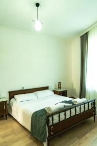 Un dormitorio con una cama grande y una ventana en Orenda en Tʼelavi