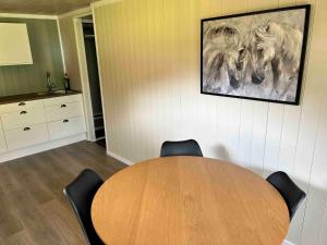 uma sala de conferências com uma mesa de madeira e cadeiras em Dalsøren Camping og hytter em Luster