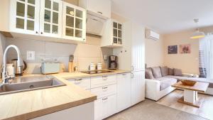 Kuchyňa alebo kuchynka v ubytovaní Apartamenty Sun & Snow Rumiankowa
