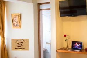 Televisyen dan/atau pusat hiburan di Hostal Los Andes