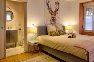 um quarto com uma cama com dois candeeiros em La Maison Forestière em Niederbronn-les-Bains