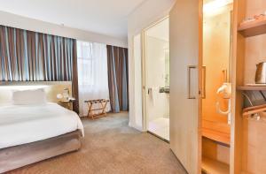 een hotelkamer met een bed en een inloopdouche bij Holiday Inn Express Cape Town City Centre, an IHG Hotel in Kaapstad