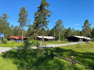 a park with trees and a building in the background at Høgtun kulturklynge in Olsborg
