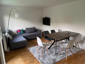 a living room with a table and a couch at Bungalow mit großem Garten uneinsehbar und Stellplatz in Landshut