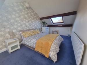 Un dormitorio con una cama grande y una ventana en ﻿Ca Lola en St Bees