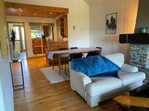un soggiorno con un divano bianco e un tavolo di superbe appartement avec vue sur montagnes, calme a Megève