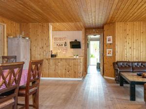 ein Wohnzimmer mit Holzwänden und einer Holzdecke in der Unterkunft 6 person holiday home in Glesborg in Glesborg