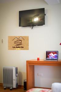 Televisyen dan/atau pusat hiburan di Hostal Los Andes