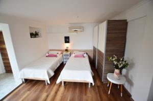 Postel nebo postele na pokoji v ubytování Apartment Kućica + 93 fotografií