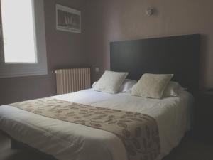 Hotel Les Voyageurs客房内的一张或多张床位