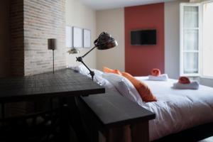 a bedroom with a bed and a desk with a lamp at LeParticulier - L'Amiral in Chartres