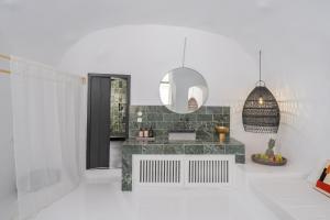 Ένα μπάνιο στο Sophia Luxury Suites