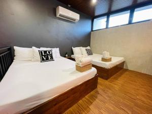 2 camas individuais num quarto com uma janela em Loft-type Pool Villa near Clark (Casa Isabela) 