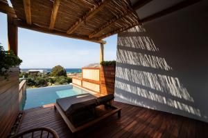 um deque com piscina e vista para o oceano em Mileo em Kalo Livadi