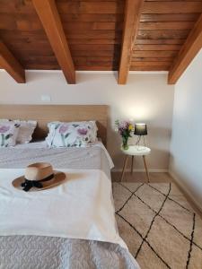 een slaapkamer met een bed met een hoed erop bij Apartment Harmony in Bale
