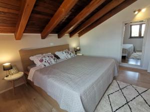 ein Schlafzimmer mit einem großen Bett in einem Zimmer in der Unterkunft Apartment Harmony in Bale