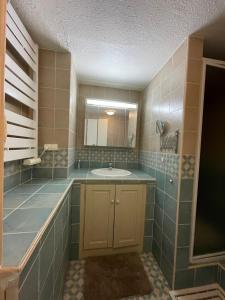 La salle de bains est pourvue d'un lavabo et d'un miroir. dans l'établissement Appartement Duplex Climatisé Le Trident, à Saintes-Maries-de-la-Mer