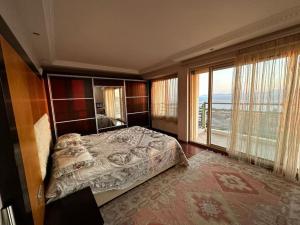 Un pat sau paturi într-o cameră la Villa 6 Rooms 1 Living Room Magnificent Sea View Kuşadası