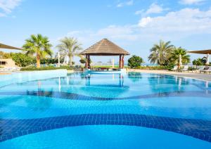 Bazén v ubytování Danat Jebel Dhanna Resort nebo v jeho okolí