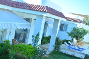 The swimming pool at or close to Luxor Rose Villa