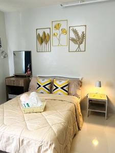 巴科洛德的住宿－3P Majorca , Camella Manor Mandalagan，一间卧室,配有一张带篮子的床