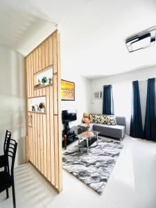 巴科洛德的住宿－3P Majorca , Camella Manor Mandalagan，客厅设有蓝色的沙发和门。