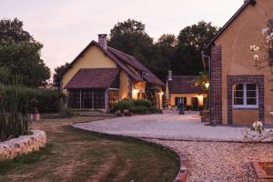 una casa con entrada de piedra en Les Callots - Maison d'hôtes en Champignelles