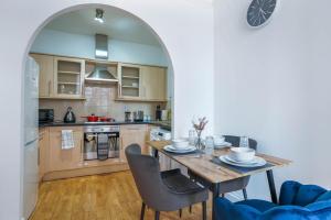 cocina con mesa de madera y comedor en 2 bedroom flat in heart of Luton Town and Station en Luton