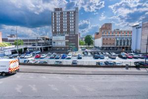 un estacionamiento con autos estacionados en una ciudad en 2 bedroom flat in heart of Luton Town and Station en Luton