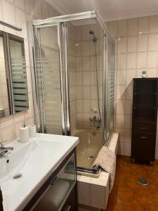 サンシェンショにあるPiso en primera línea Sanxenxoの洗面台とシャワー付きのバスルーム