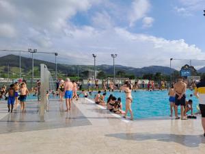 un gruppo di persone in piscina di Alojamientos Marte apartamentos a Torrelavega