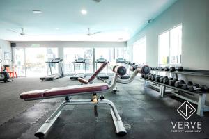 ein Fitnessstudio mit mehreren Laufbändern und Hanteln in der Unterkunft Ipoh Manhattan Premium Suites by Verve in Ipoh
