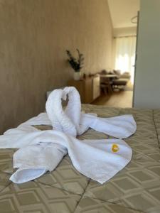 une pile de serviettes assises sur un lit dans l'établissement Apartmán Style Nízke Tatry, à Dolná Lehota
