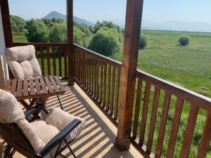 eine Terrasse mit 2 Stühlen, einem Tisch und Aussicht in der Unterkunft Accommodation "MONTELAGO"- Virpazar,Skadar Lake in Virpazar