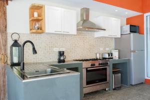 مطبخ أو مطبخ صغير في Gecko Beach Villas