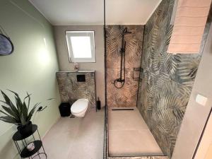 uma casa de banho com duche, WC e chuveiro em Katie's Luxury Place em Plataniás