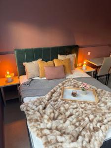 Un dormitorio con una cama grande y una bandeja. en Katie's Luxury Place en Plataniás