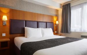 Tempat tidur dalam kamar di De Trafford Arms by Chef & Brewer Collection