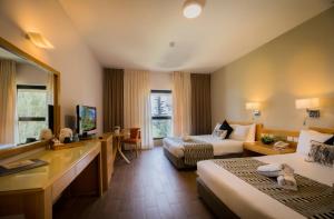 TV a/nebo společenská místnost v ubytování C Hotel Neve Ilan