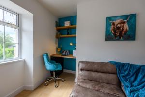 uma sala de estar com uma cadeira e uma secretária em Monk Street Apartments by Abergavenny 3-Peak Properties em Abergavenny