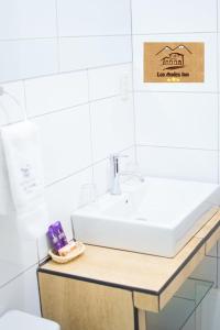 Bilik mandi di Hostal Los Andes