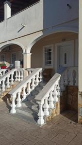 a large white staircase on a house with a porch at La casa de Sophie in (( Agía Eleoúsa ))
