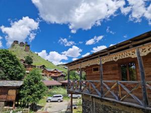 una baita di tronchi con una montagna sullo sfondo di Guesthouse Mevele a Omalo