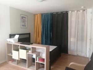 Habitación pequeña con escritorio y cortinas. en KIEVAILLE, en Plaisir