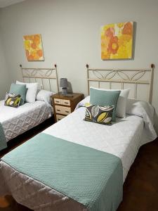 1 dormitorio con 2 camas con almohadas en Piso en primera línea Sanxenxo, en Sanxenxo
