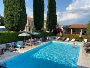 um grupo de pessoas sentadas numa piscina em Ca' Masieri Hotel em Trissino