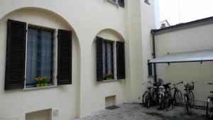 a group of bikes parked on the side of a building at Appartamenti i Liutai in Cremona