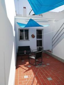 Habitación con silla y sombrilla azul en SAMPEDRO, en Cartaya