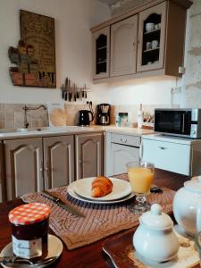 a kitchen with a table with a plate of food at Maison Nº 20 in Eymet