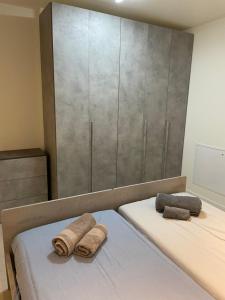 2 toallas en una cama en un dormitorio en Appartamento Isola Vicentina- Vicenza, en Isola Vicentina